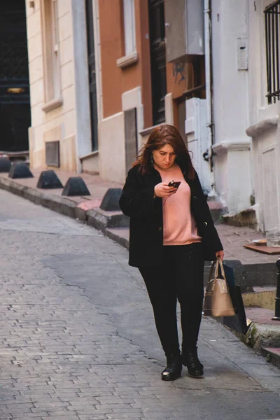 2 Mart 2020 Karaköy / İstanbul Halkı telefonla el ele oynuyor