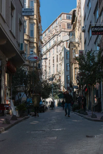 2 Mart 2020 Karaköy / İstanbul Galata sokakları ve ziyaretçi halkı