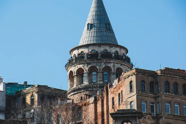 2 Mart 2020 Karaköy / İstanbul Galata Kulesi ve binaları.