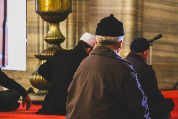 Февраля 2020 Года Стамбуле Турция Люди Поклоняющиеся Внутри Мечети Мечеть — стоковое фото