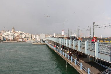 8 Şubat 2020 Fatih / İstanbul Balıkçıları Galata Köprüsü 'nde balık tutuyor