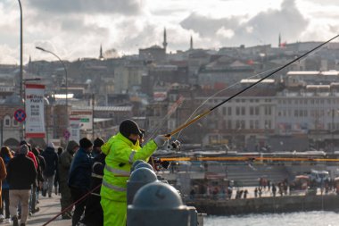 8 Şubat 2020 Fatih / İstanbul Balıkçıları Galata Köprüsü 'nde balık tutuyor