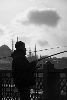 8 Şubat 2020 Fatih / İstanbul Balıkçıları Galata Köprüsü 'nde balık tutuyor