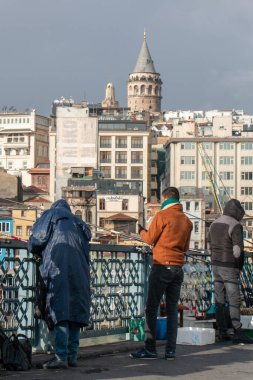 8 Şubat 2020 Fatih / İstanbul Balıkçıları Galata Köprüsü 'nde balık tutuyor