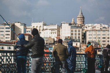 8 Şubat 2020 Fatih / İstanbul Balıkçıları Galata Köprüsü 'nde balık tutuyor