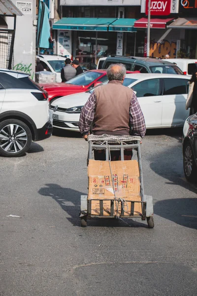 27 Şubat 2020 İstanbul / Türkiye 'de sokakta çalışan işçiler Fatih