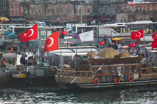 2020年2月8日疲労 イスタンブールエミネン漁師エミネンで魚を売る商人 — ストック写真