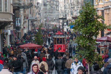 8 Şubat 2020 Beyoğlu / İstanbul İstiklal sokak ve tramvayı. Karlı hava ve insanlar