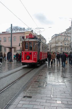 8 Şubat 2020 Beyoğlu / İstanbul Taksim tramvayı İstiklal Caddesi 'nde devam ediyor.