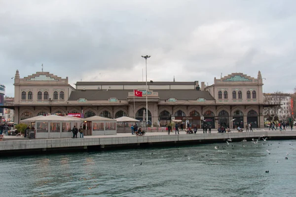 16 Ocak 2020 İstanbul / Türkiye Karaköy feribot limanı ve yolcular