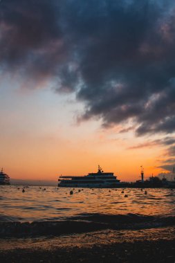 Kocaeli / Eskihisar Güzel gün batımı Turuncu gökyüzü ve liman