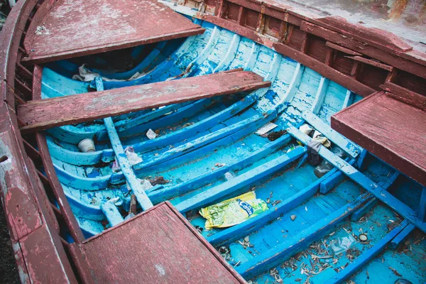 Barco Abandonado Hay Montones Basura Ella — Foto de Stock