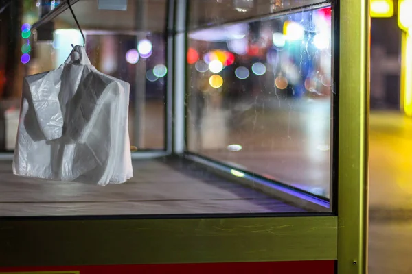 Gece eve giden birinin bankı.