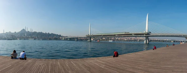Listopadu 2019 Istanbul Turecko Halický Metro Most Lidé Pláži Panorama — Stock fotografie