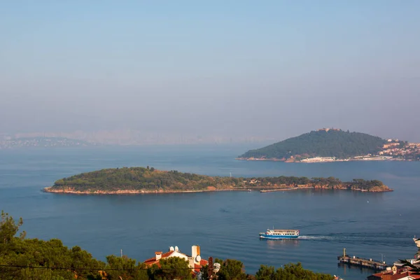 İstanbul Adaları manzaralı. Burgazada 'da deniz manzarası