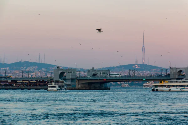 Října 2019 Istanbul Turecko Most Galata Vozidla Večer — Stock fotografie