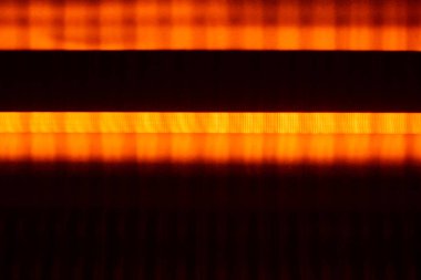 Karanlık ortamda elektrikli ısıtıcı yanan borular