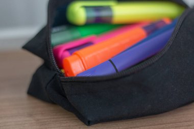 Kalem kutusunda güzel renkli kalemler