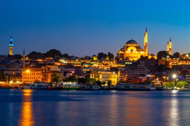 23 Nisan 2019 İstanbul 'da Türkiye Süleyman Camii ve gece binaları