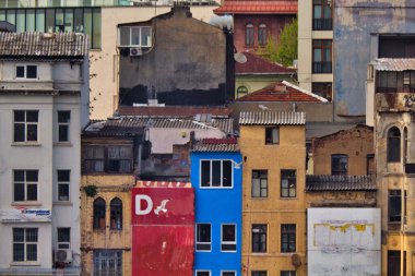 İstanbul 'da 23 Nisan 2019' da sıra sıra dizilmiş Türkiye renkli evleri