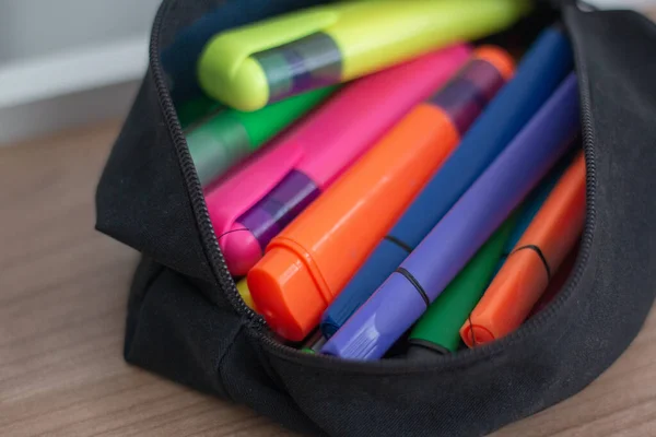 Kalem kutusunda güzel renkli kalemler