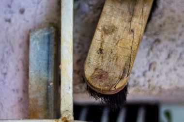 Duvara sıkıştırılmış ayakkabı tozu tutacağı.