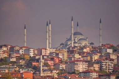 Evler ve binalar arasındaki büyük Camlica camii