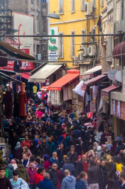 6 Nisan 2019 İstanbul / Türkiye Sirkeci pazarı ve ziyaretçiler
