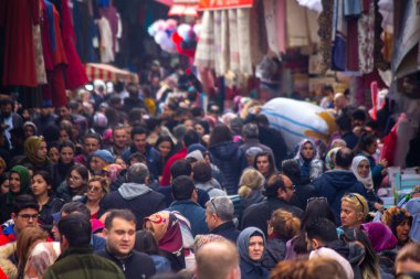 6 Nisan 2019 İstanbul / Türkiye Sirkeci pazarı ve ziyaretçiler