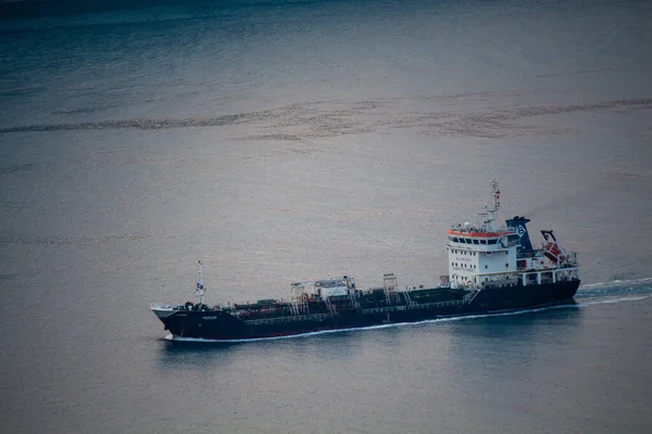 Denizi geçen bir kargo gemisi.