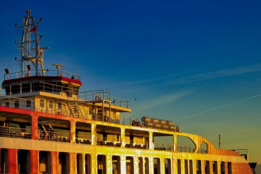 28 Ekim 2019 Gebze / Kocaeli Güneşe karşı bir vapur