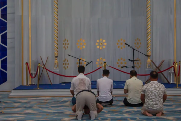 İstanbul 'da 14 Ağustos 2020 Cami içinde ibadet eden insanlar