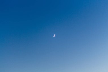 Akşamları gökyüzünde bir ay