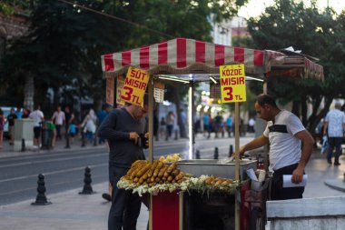 27 Temmuz 2019 İstanbul / Türkiye Satıcısı tezgahta kızarmış mısır satıyor