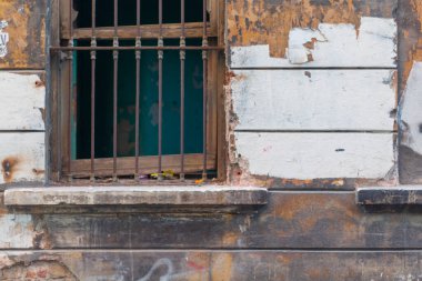 Eski mimari, kırık camlı eski ev