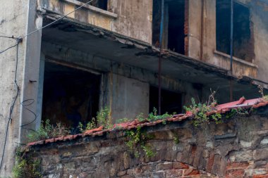 Eski mimari, kırık camlı eski ev