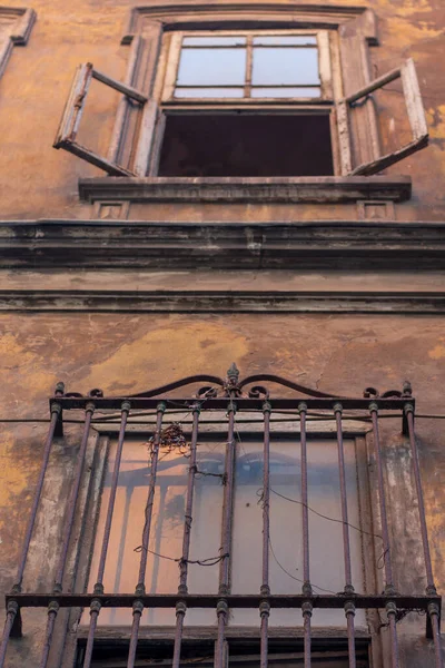 Arquitetura Antiga Casa Velha Com Janelas Quebradas — Fotografia de Stock