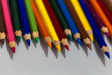 Güzel renkli kalemler yan yana ve sırayla