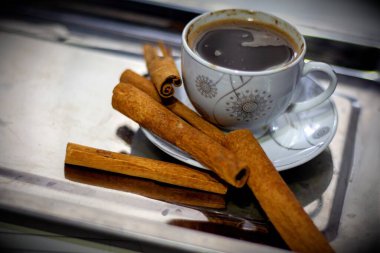 Türk kahvesi, tarçın ve marşmelov. Tepside servis yapmaya hazır.