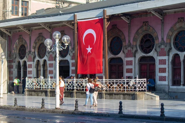 Ιουλίου 2019 Σταθμός Ιστανμπούλ Τουρκία Μαρμαράι Σιρκέτσι Και Τουρκική Σημαία — Φωτογραφία Αρχείου