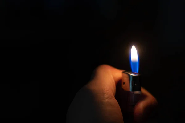 Encendedores Mano Fuego Sostenida Oscuridad — Foto de Stock