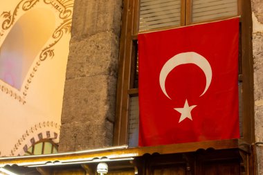 Duvarda Türk bayrağı asılı