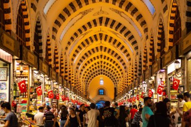 26 Haziran 2019 İstanbul / Türkiye Eminonu mısır pazarı, sanatçılar ve halk