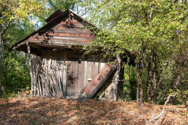 Ahşaptan yapılmış küçük bir köy ahırı. Ahır