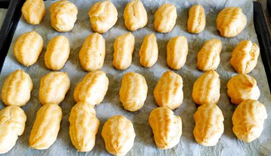 Ev yapımı ekler. Ev mutfağında hazırlıklar. Eklemelerin pişirilme süreci. Lezzetli ev yapımı kek ekler. Kârlar klasik, eklerlerse Fransızca..