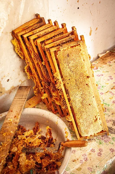 Goldene Waben auf einem Holzteller auf dem Tisch. Horizontale Sicht von oben — Stockfoto