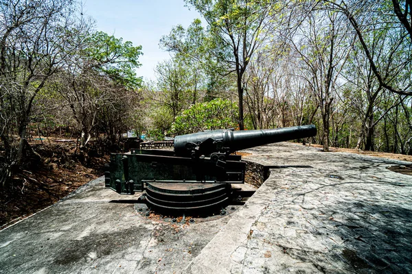 Antik topçu ve büyük dağ torpido tünelleri savaşı - Vung Tau şehri, Vietnam