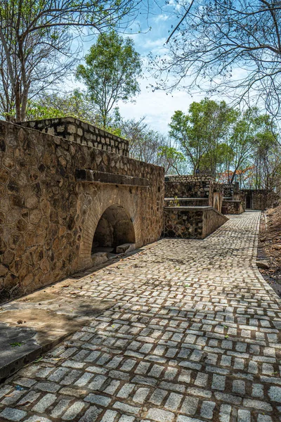 Antik topçu ve büyük dağ torpido tünelleri savaşı - Vung Tau şehri, Vietnam