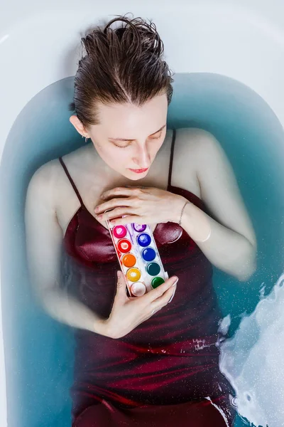 Retrato Jovem Mulher Adulta Banheira Cheia Água Azul Segurando Cores — Fotografia de Stock