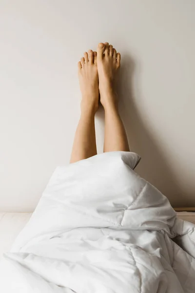 Pernas Mulher Cama Parede Branca Descansando Conceito Matutino Foco Seletivo — Fotografia de Stock